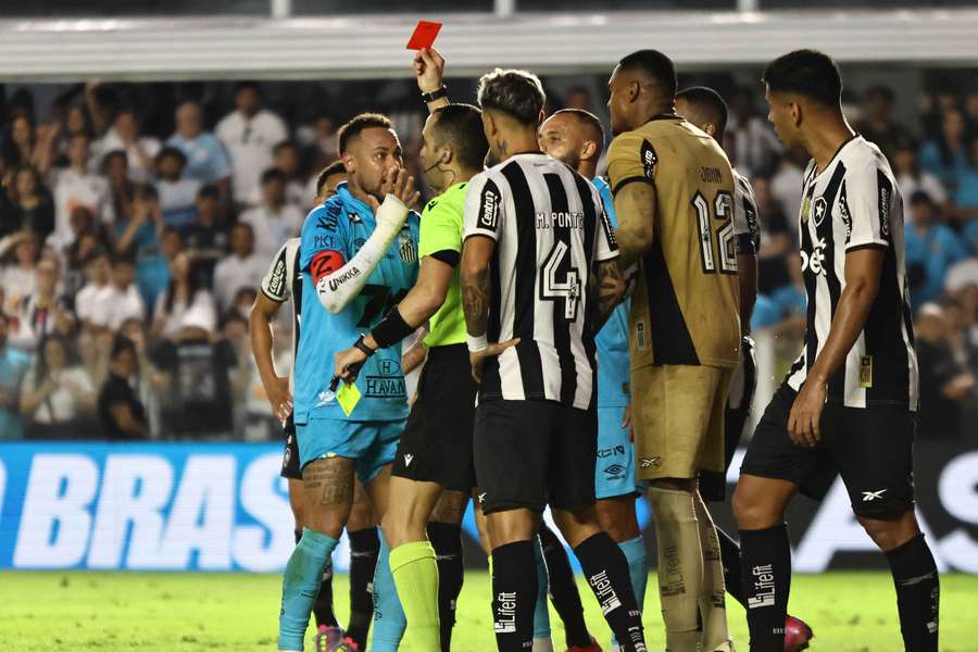 El árbitro Davi De Oliveira Lacerda muestra la tarjeta roja a Neymar contra Botafogo