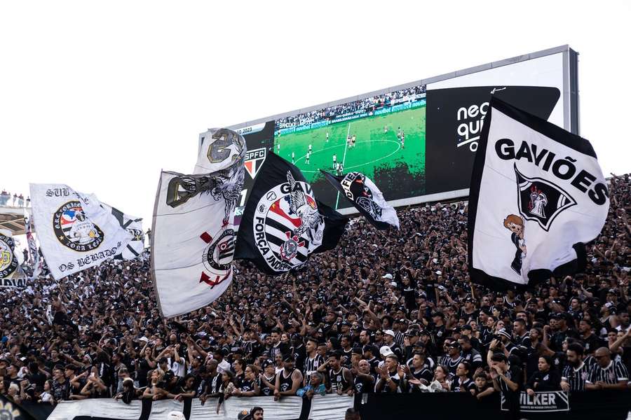 Torcida do Corinthians entoou música homofóbica contra o São Paulo