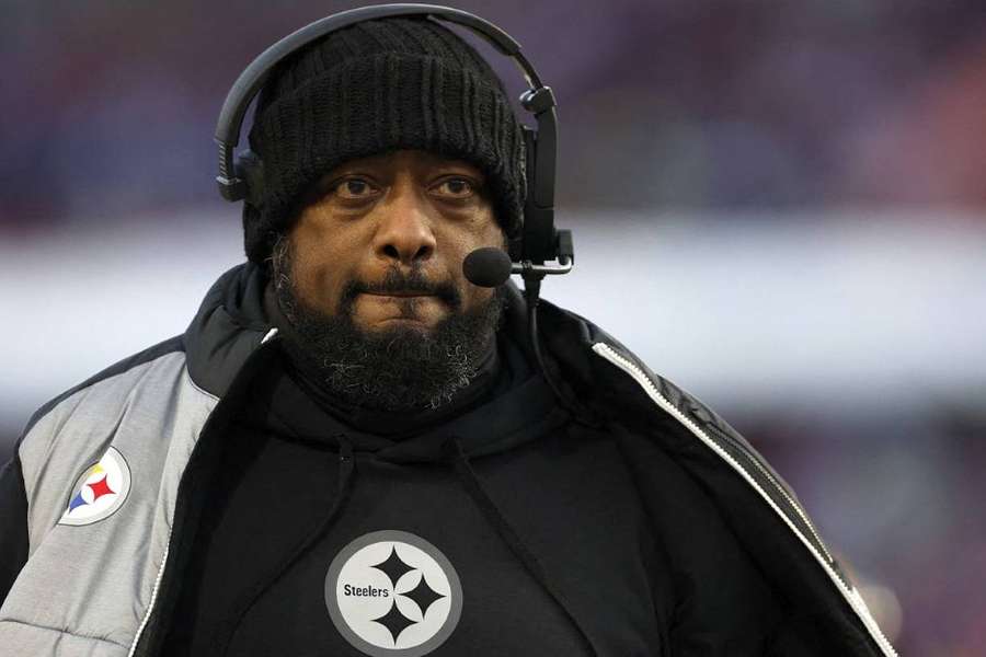 L'entraîneur Mike Tomlin, en poste aux Pittsburgh Steelers depuis 2007, a prolongé son contrat de trois ans, jusqu'en 2027. 