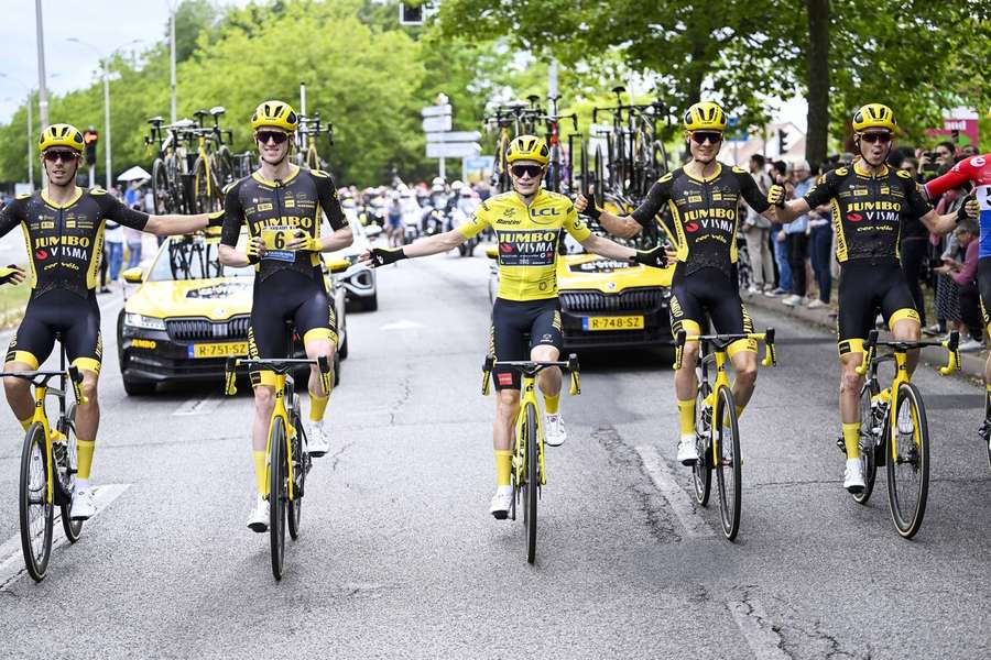 Hooydonck, Vingegaard og resten af holdet fejrer Tour de France.