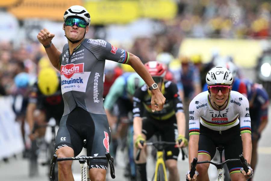 Van der Poel se impone en meta por delante de Pogacar