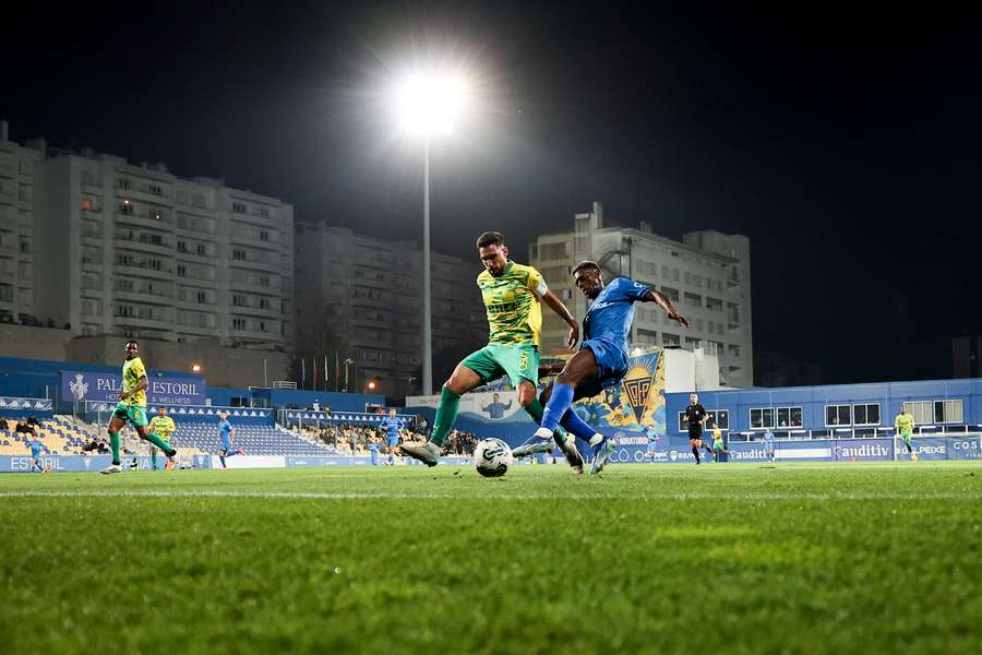 Famalicão-Estoril: golos na primeira parte e empate no final