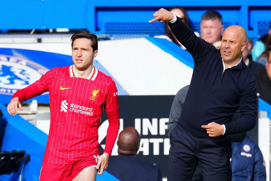 Slot finds positives from Liverpool defeat; explains holding back Chiesa