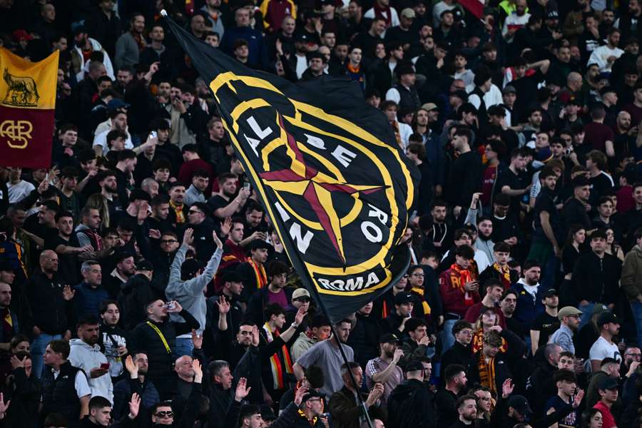 Adeptos da Roma no dérbi com a Lazio