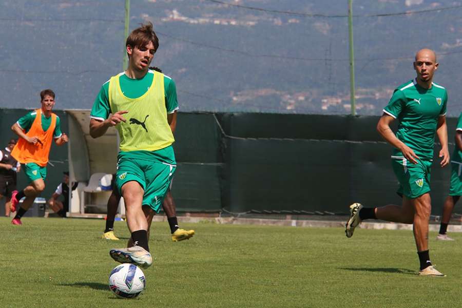 Léo assinou contrato profissional com o Tondela até 2028