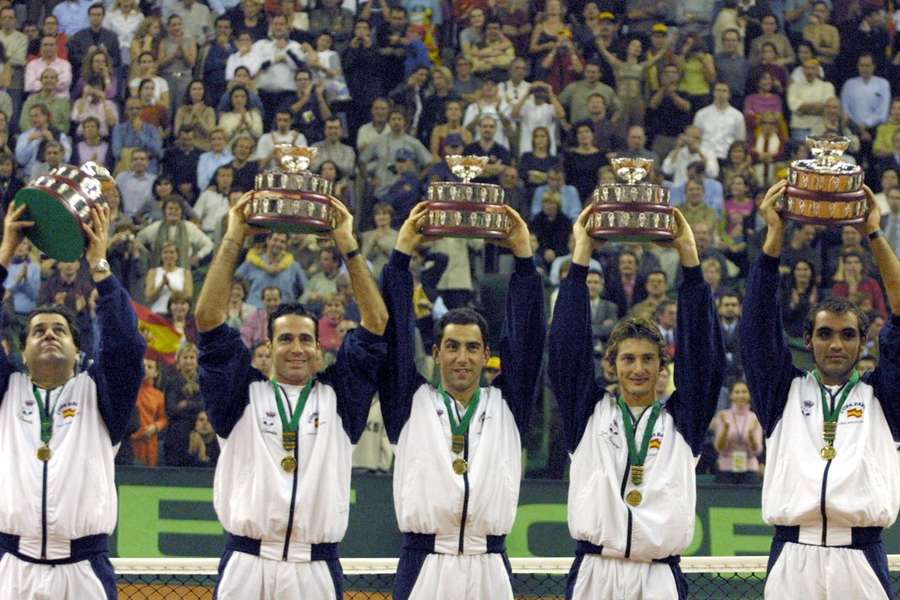 Javier Duarte, Álex Corretja, Albert Costa, Juan Carlos Ferrero y Joan Balcells levantan la Copa Davis de 2000