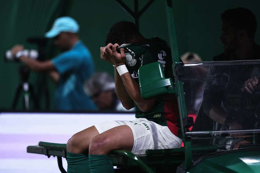 Vitor Roque desapontado com nova lesão