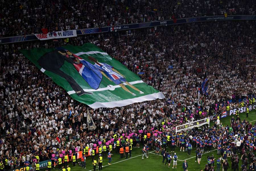 La coreografia dei tifosi del Psg ricordando Xana