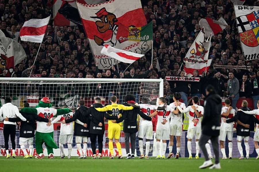 Les joueurs de Stuttgart commémorant la victoire avec les supporters ce vendredi. 