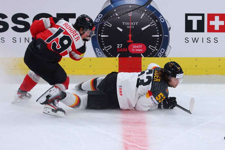 Moritz Seider (r.) und das DEB-Team stehen bei der Eishockey-WM vor dem Aus.