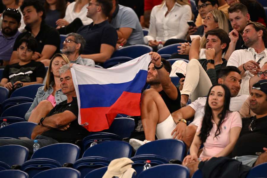 Torcedor exibe bandeira da Rússia durante partida de Daniil Medvedev na Austrália