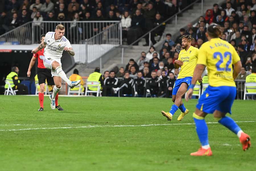 Kroos, en el momento del golpeo en el que marcaría ante el Cádiz