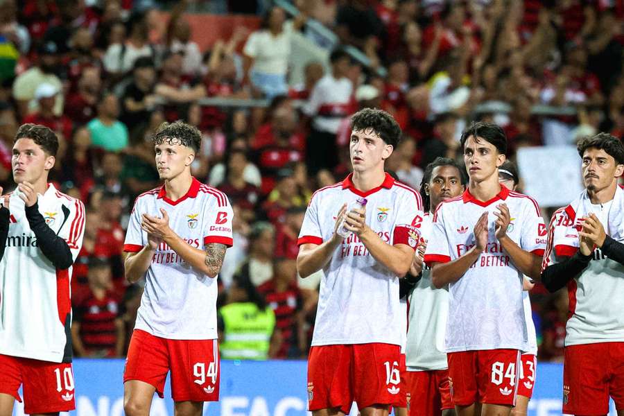 Jogadores do Benfica cumprimentam os adeptos Jogadores do Benfica cumprimentam os adeptos