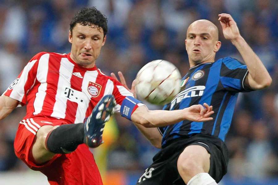 Mark van Bommel în duel cu Esteban Cambiasso în finala din 2010