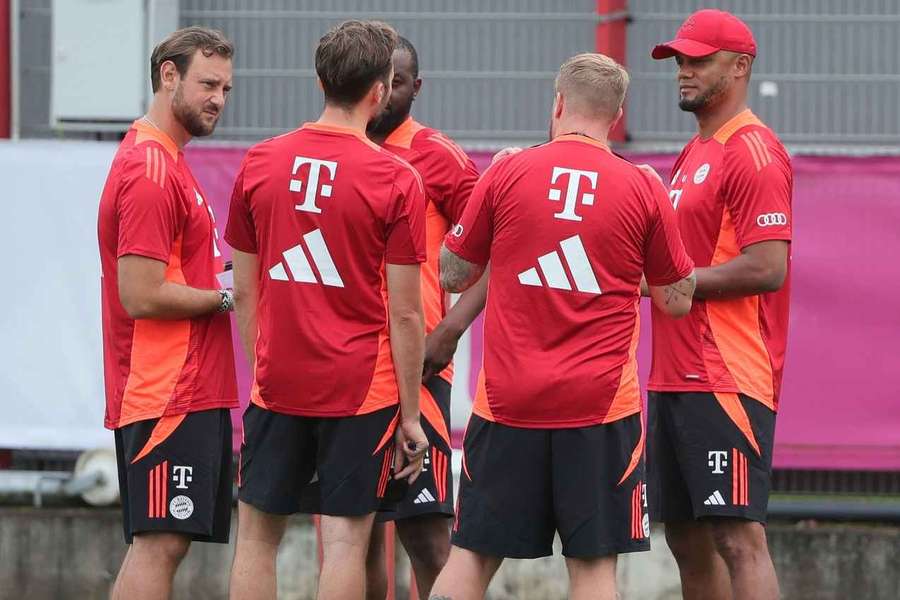 Kompany (r.) und sein Team dürfen bei den Bayern bis 2029 weitermachen Kompany (r.) und sein Team dürfen bei den Bayern bis 2029 weitermachen