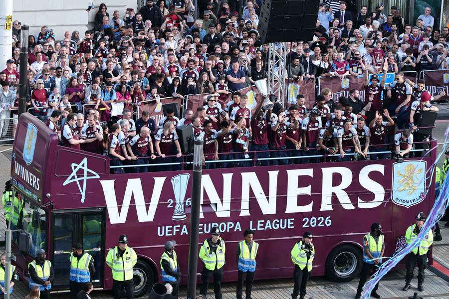 Los jugadores y el cuerpo técnico del Aston Villa, en la rúa