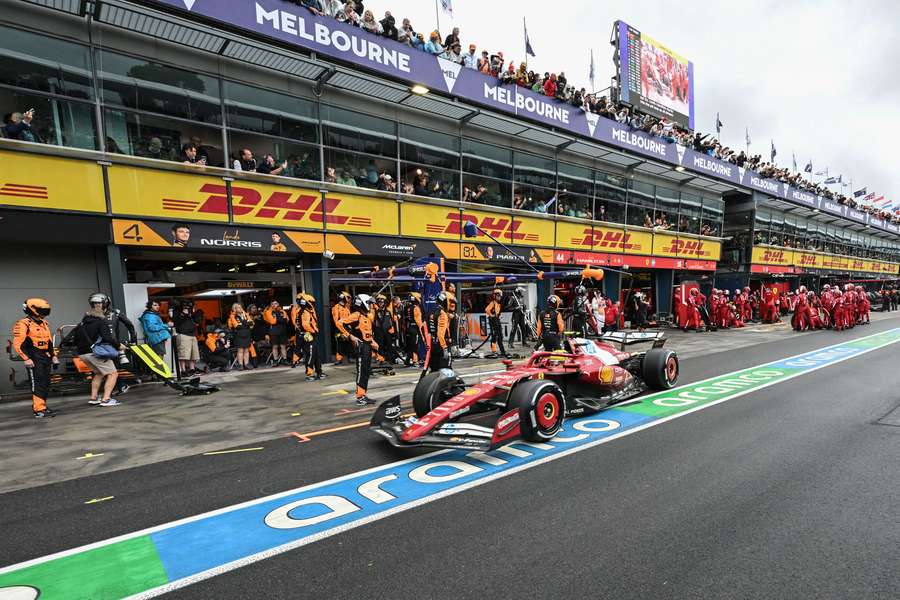 Lewis Hamilton, saliendo de boxes en Albert Park