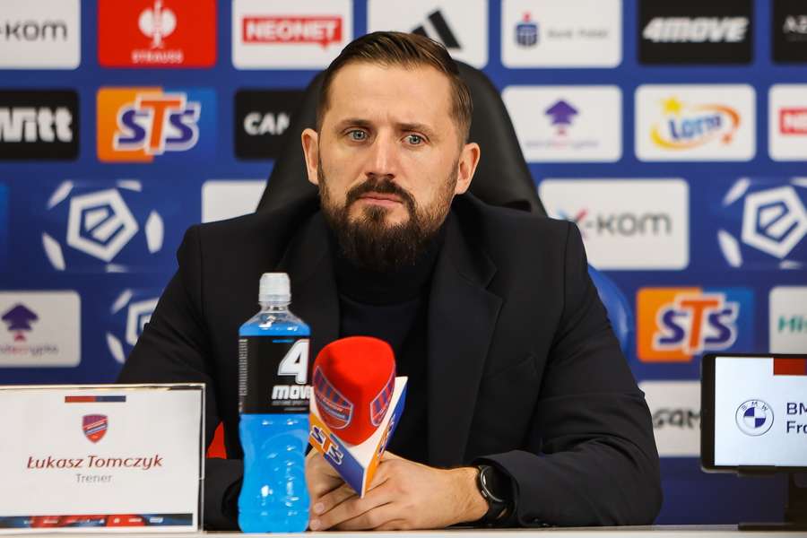 Nowy trener piłkarzy Rakowa Łukasz Tomczyk podczas konferencji prasowej w Częstochowie, 22 bm. Łukasz Tomczyk został nowym trenerem piłkarzy Rakowa.