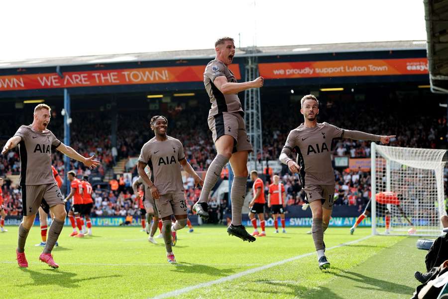 Tottenham overtager føring i Premier League med 1-0 sejr Luton trods udvisning