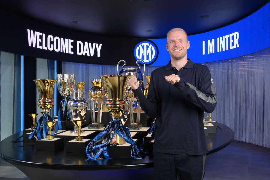 Davy Klaassen conheceu a sala dos troféus do Inter