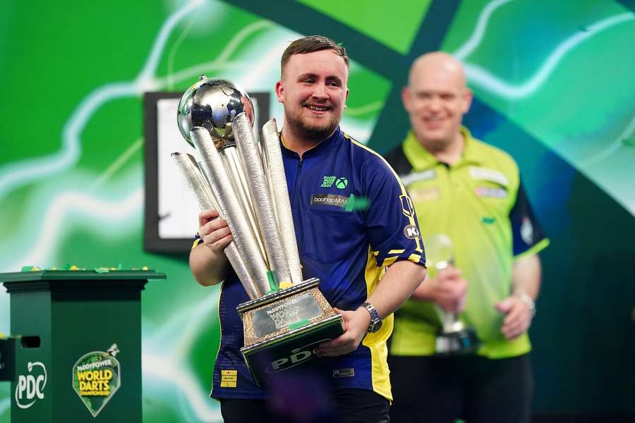 Luke Littler mit seiner Trophäe.