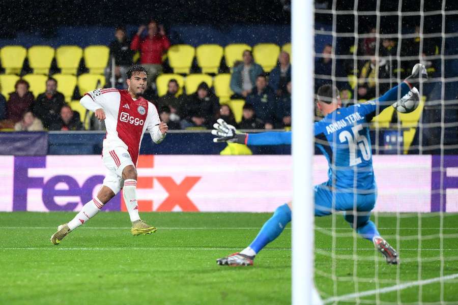 Tenas, parando un balón