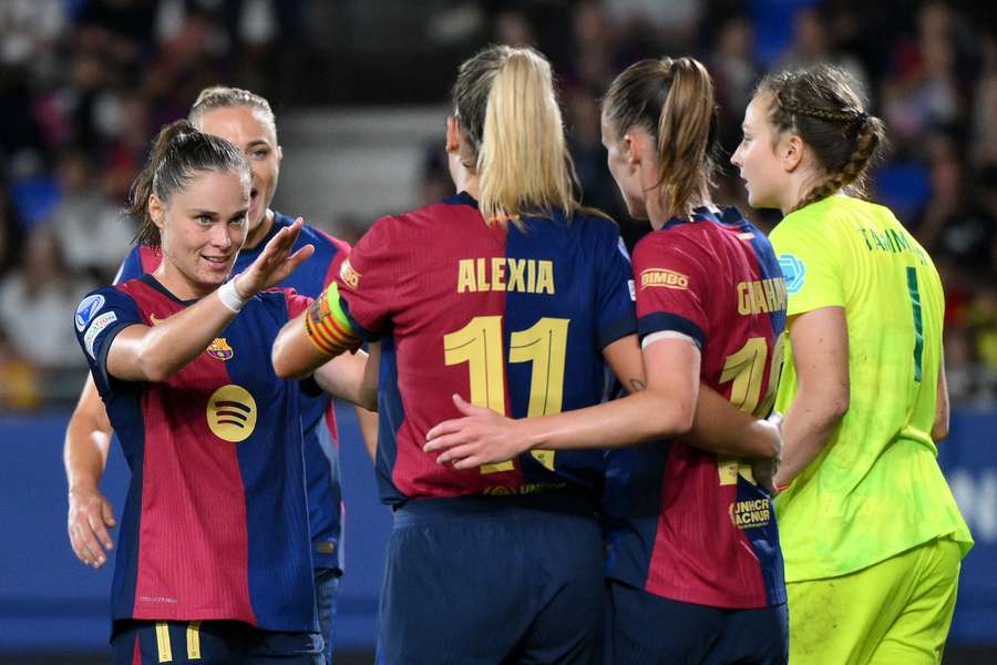 Las jugadoras del Barcelona celebran uno de sus goles ante el Hammarby