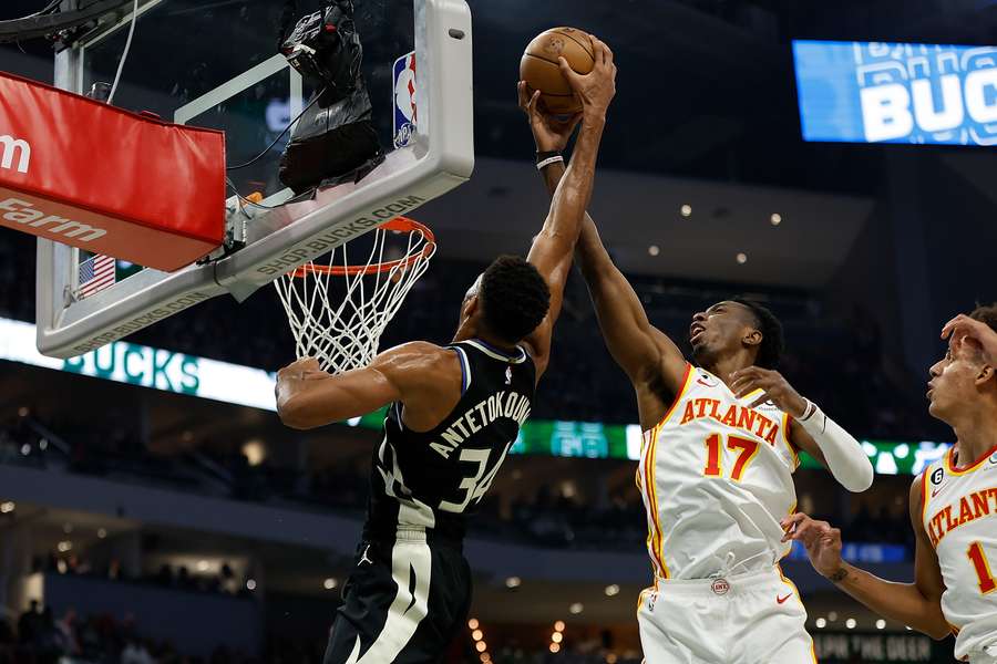 Onyeka Okongwu van de Hawks blokt een slam dunk van Giannis Antetokounmpo