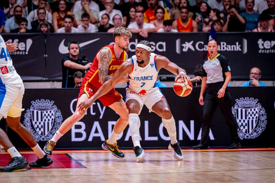 Yabusele, con ventaja ante la defensa de Juancho Hernangómez