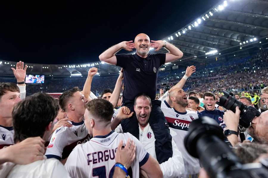 Vincenzo Italiano portato in trionfo dopo aver battuto il Milan nella finale della scorsa edizione di Coppa Italia