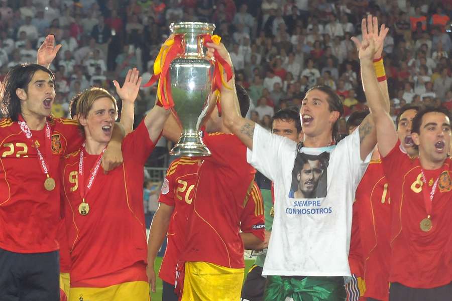 Os jogadores de Espanha festejam a vitória no Euro 2008.