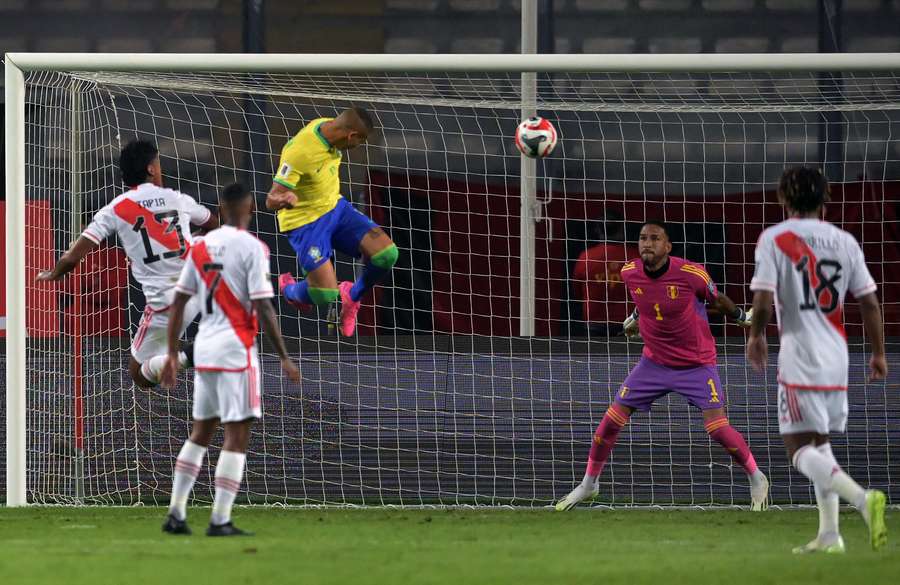 O Pombo marcou o seu contra o Peru, mas o gol foi anulado