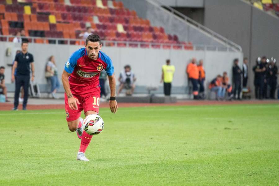 Nicolae Stanciu, în tricoul FCSB, într-un duel cu Petrolul din Liga 1, iulie 2015 Nicolae Stanciu, în tricoul FCSB, într-un duel cu Petrolul din Liga 1, iulie 2015