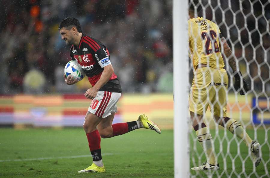 Arrascaeta, de pênalti, empata o jogo