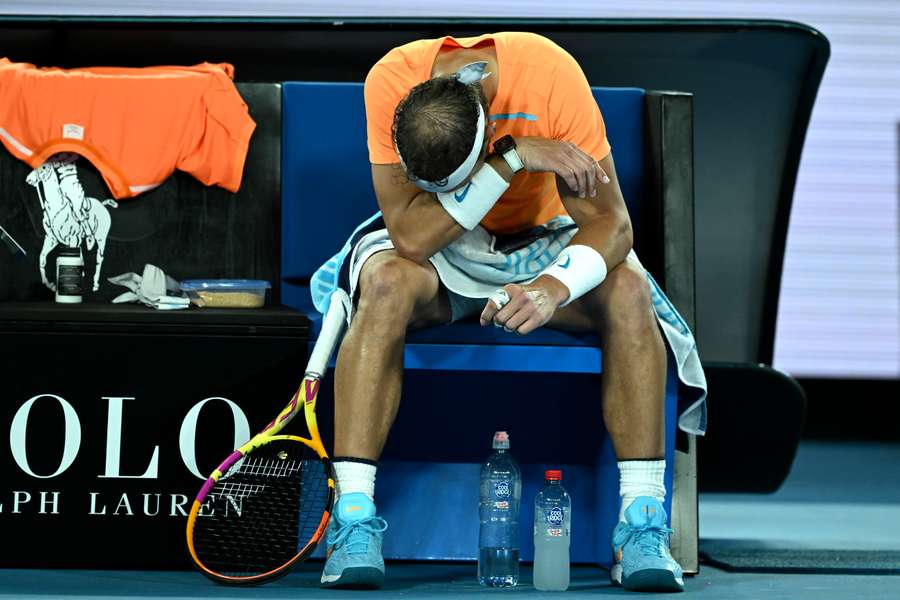 Załamany Rafael Nadal w trakcie spotkania 2. rundy Australian Open. Prawdopodobnie Hiszpana czeka dłuższa przerwa od gry