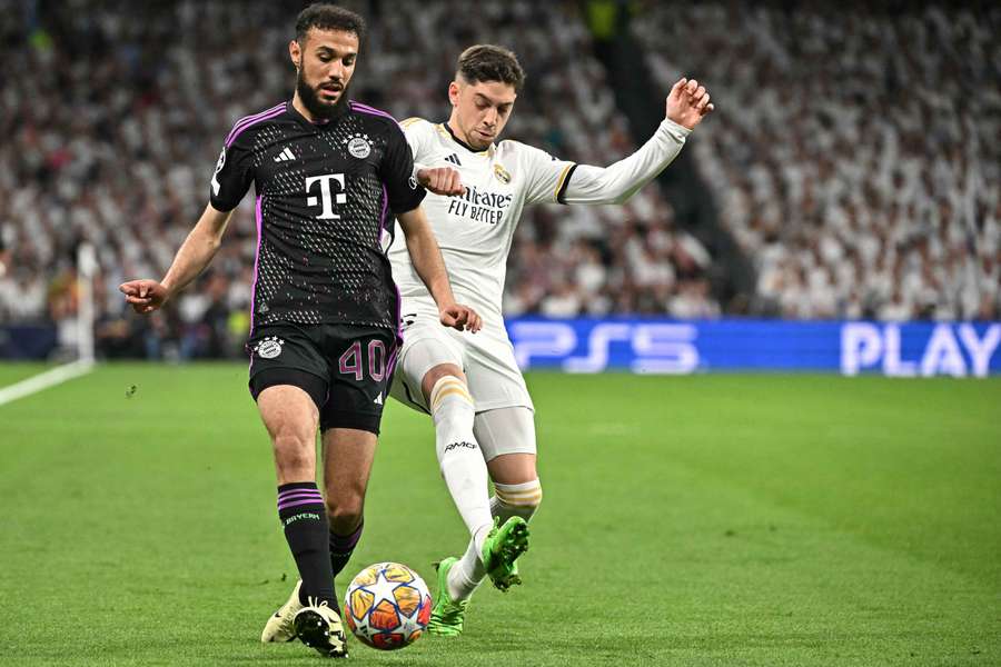 Noussair Mazraoui (L) in de halve finale van de Champions League