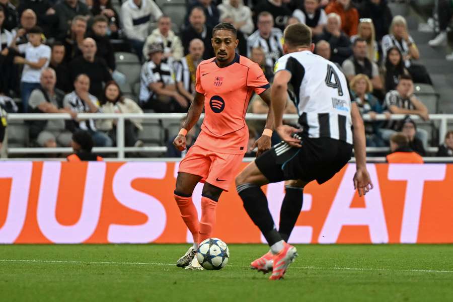 Raphinha encara Sven Botman no duelo da fase de liga da Liga dos Campeões, em setembro