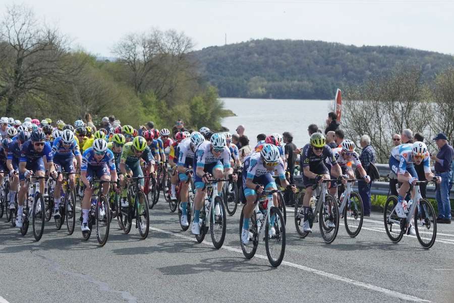 Het peloton tijdens de vierde etappe van de Ronde van Baskenland