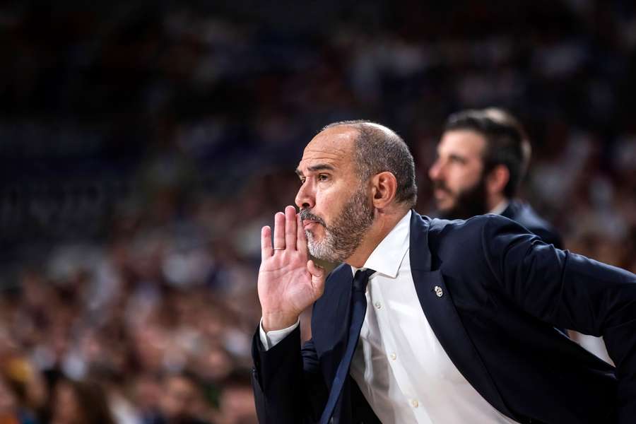 Chus Mateo da órdenes a los suyos.