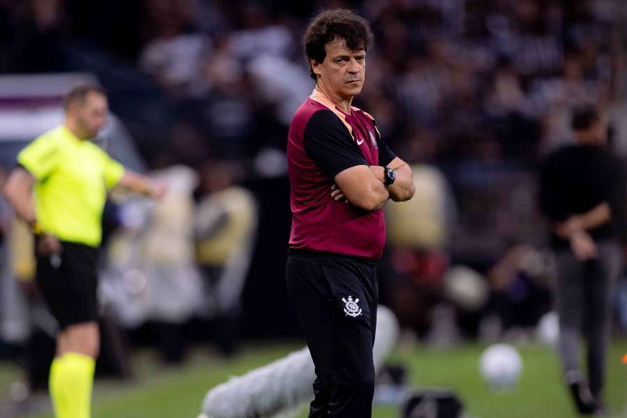 Fernando Diniz está sob forte pressão no Corinthians Fernando Diniz está sob forte pressão no Corinthians