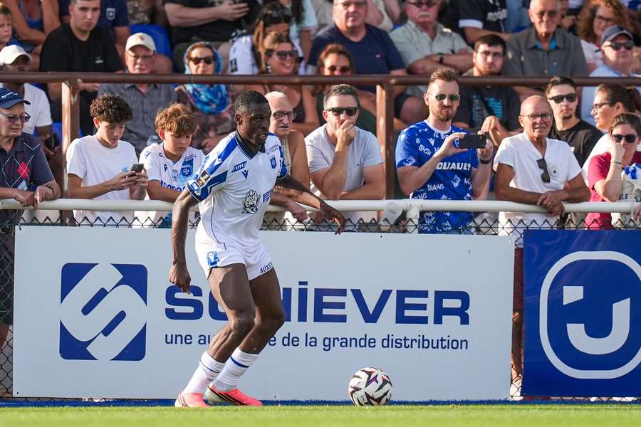 Slavia sleduje Rayana Mandengueho z Auxerre.