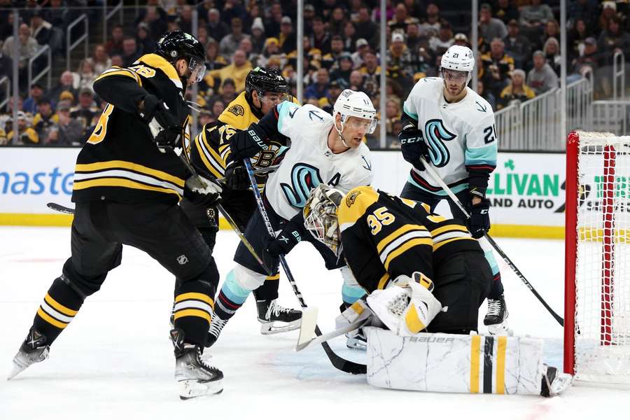 Bruins přišli o domácí neporazitelnost. Mrázek vyhrál v NHL souboj českých brankářů