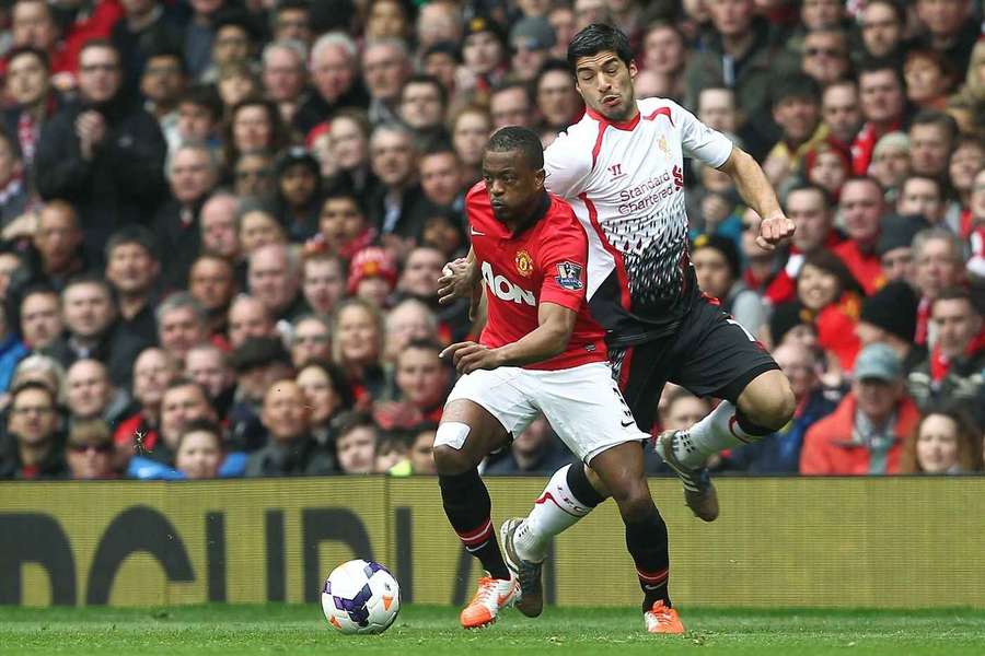Patrice Evra și Luis Suarez, în perioada în care cei doi evoluau în Premier League pentru Manchester United, respectiv Liverpool, sezonul 2013/2014