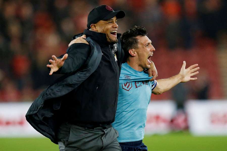 Vincent Kompany juichend met Jack Cork na de promotie van Burnley naar de Premier League.