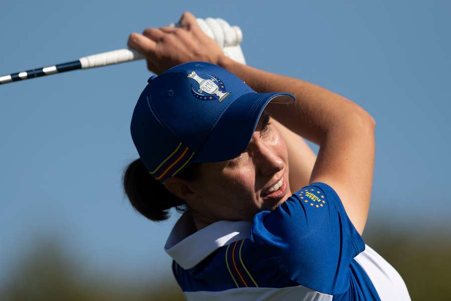 La golfista española del equipo europeo Carlota Ciganda realiza su golpe de salida en la segunda jornada de la Solheim Cup 2023
