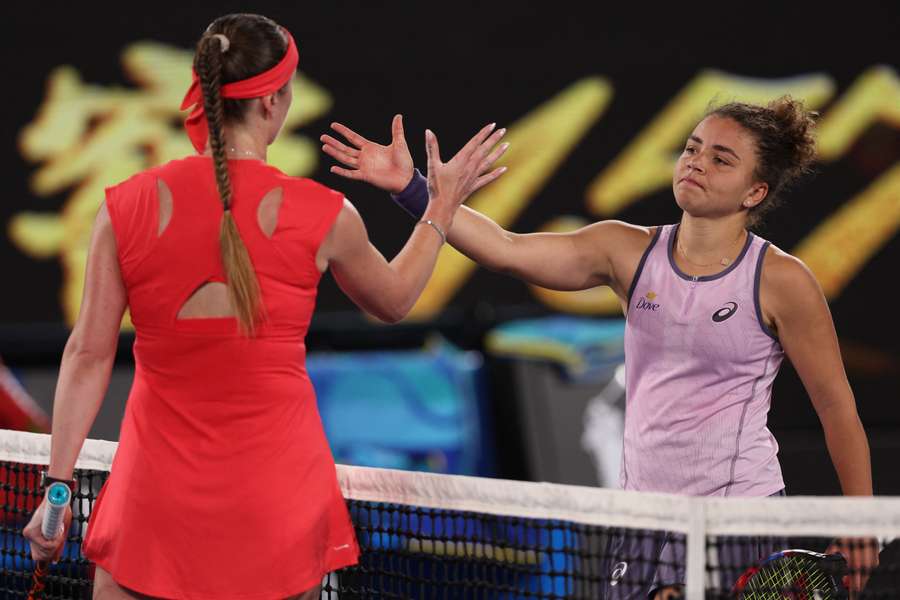 Jasmine Paolini saluta Elina Svitolina al termine del match