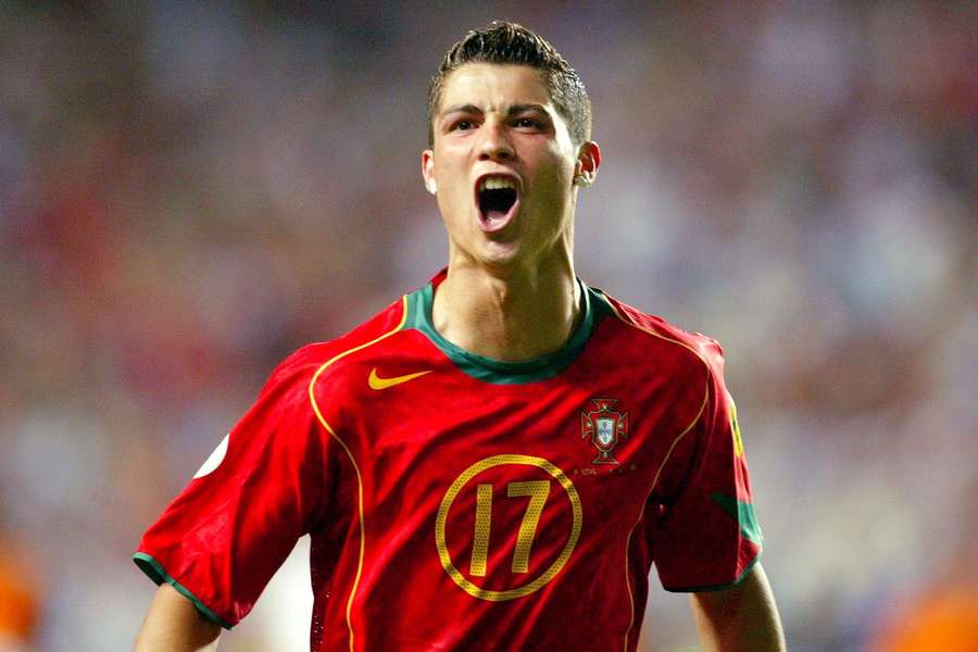 Cristiano Ronaldo, con Portugal, en 2004.