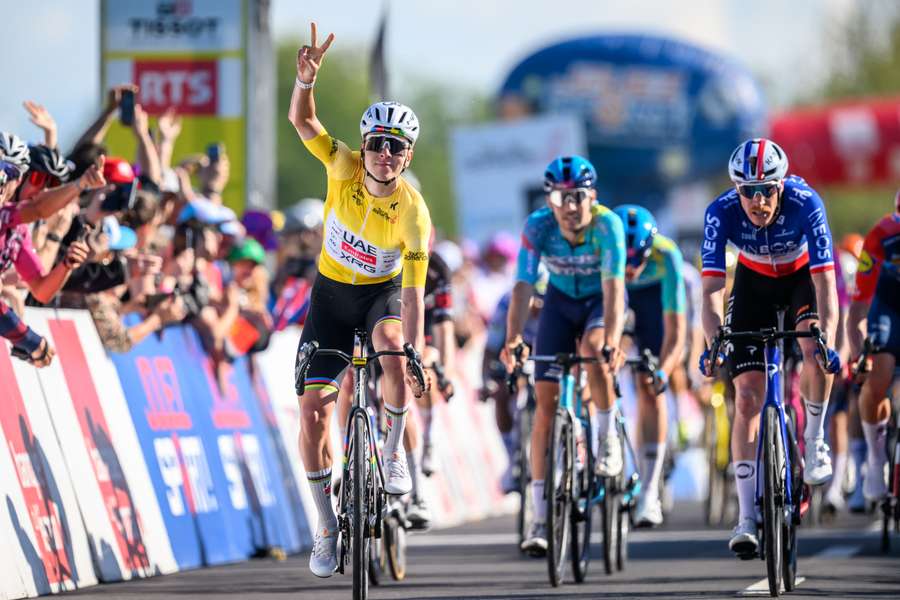 Tadej Pogacar conforte son maillot jaune de leader