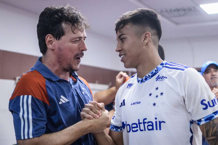 Diniz cumprimenta Kaio Jorge, autor do gol que colocou o Cruzeiro na final da Sul-Americana