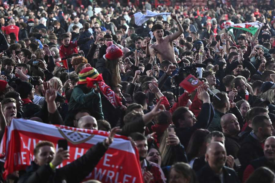 Fanoušci Wrexhamu slaví na hřišti po fotbalovém zápase anglické národní ligy mezi Wrexhamem a Borehamem Woodem.